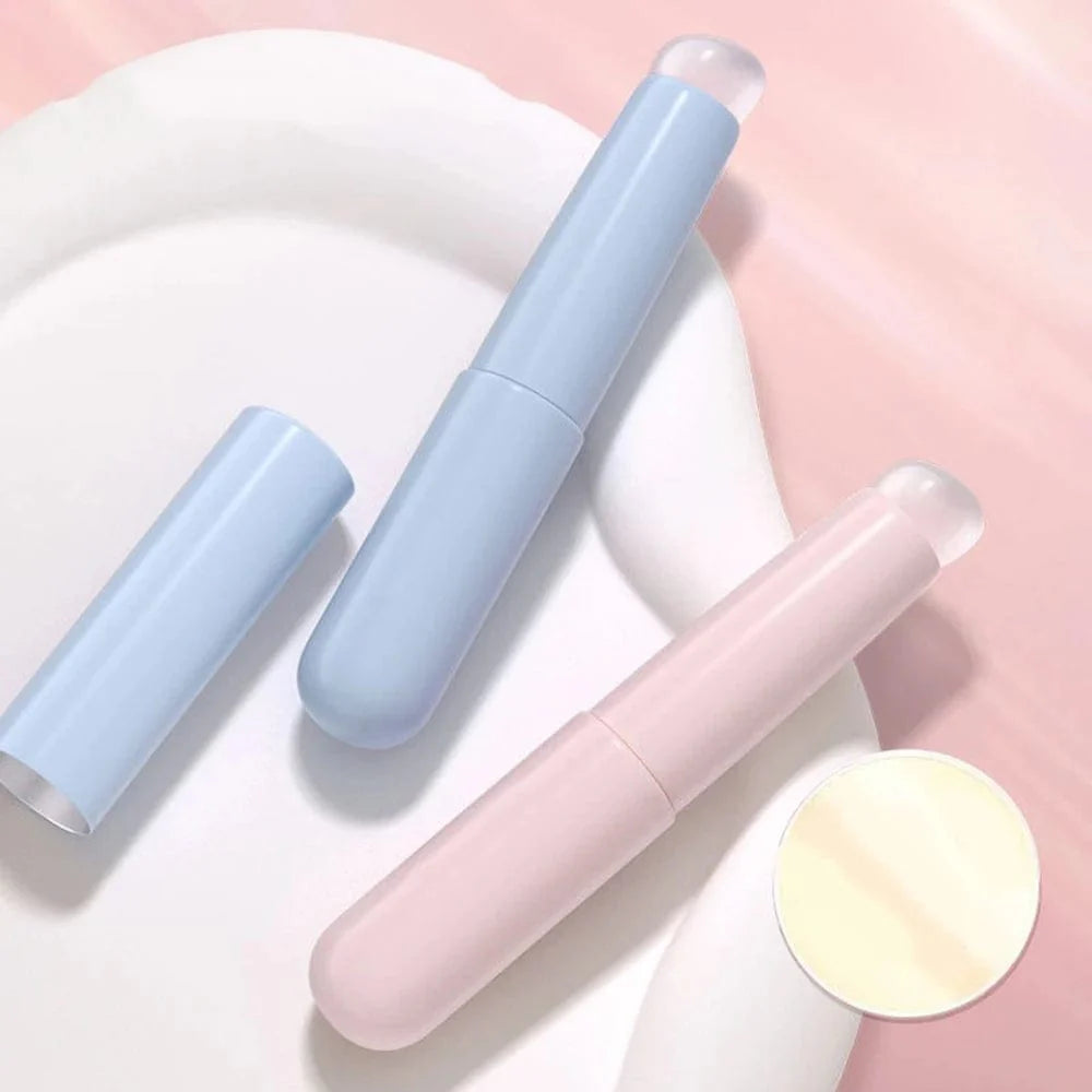Showlu silicone lip brush with dust-proof cover, round head lipstick applicator and multi-use cosmetic tool for precise lip and eye makeup.