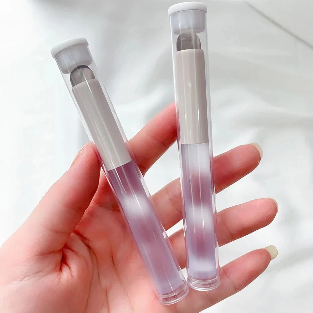 Showlu silicone lip brush with dust-proof cover, round head lipstick applicator and multi-use cosmetic tool for lips and eyes.