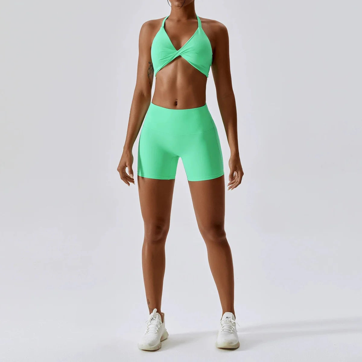 Showlu Nude Feel yoga suit, two-piece fitness set, quick-drying, seamless design, ideal for yoga, running, and workout routines.