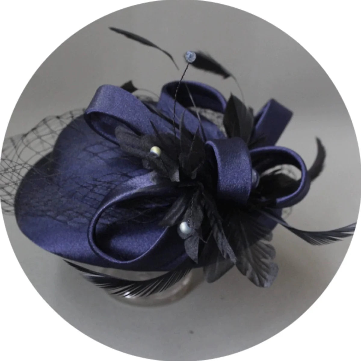 Showlu Fashion Retro Billycock Headdress with elegant silk yarn veil and hairpin, perfect for vintage party or costume attire.