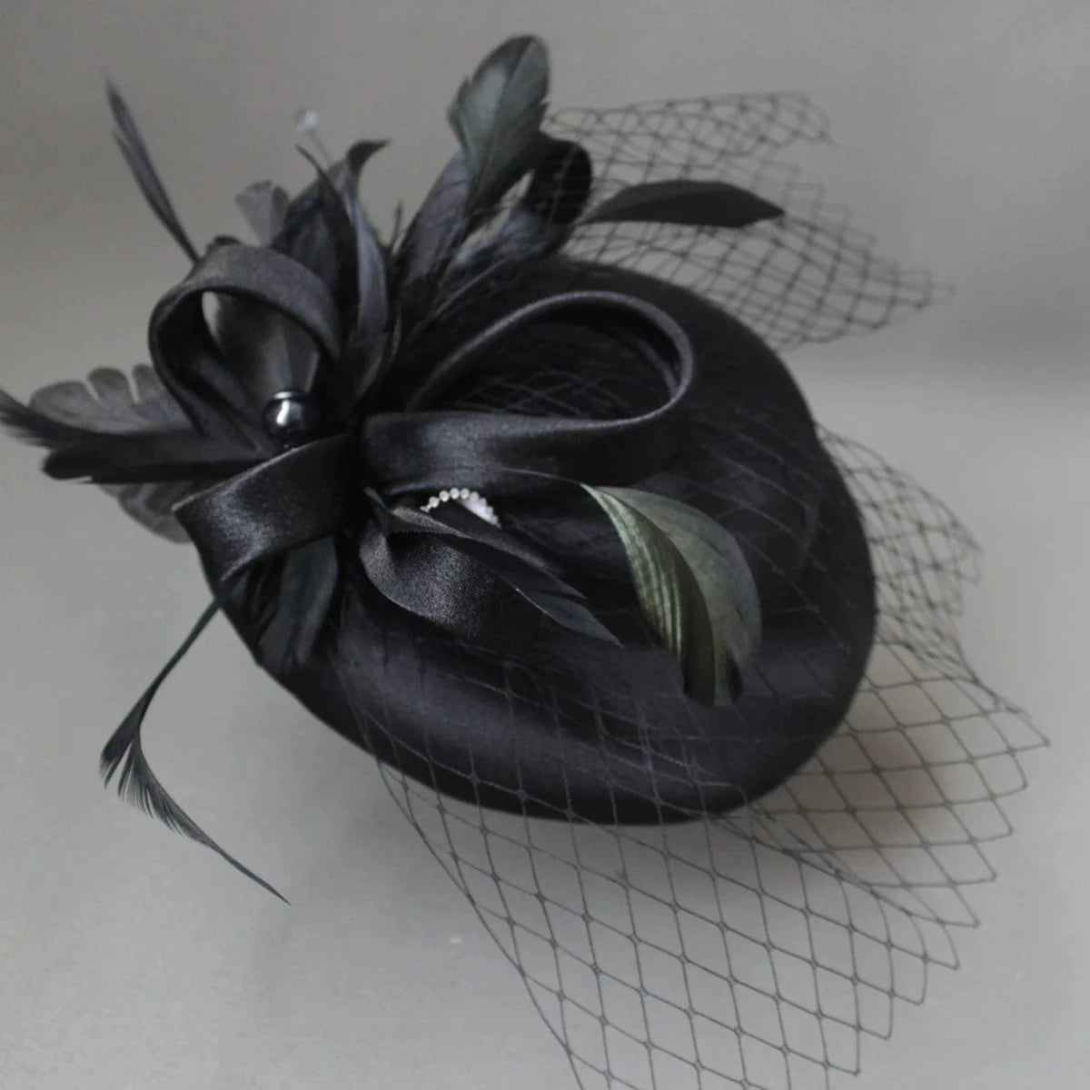Elegant Showlu Fashion Billycock headdress with silk yarn veil and hairpin for retro party gatherings.