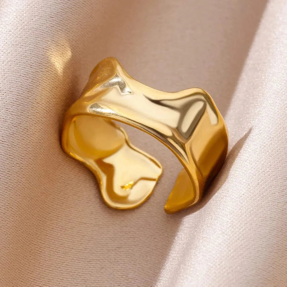 Showlu Women's vintage gold stainless steel angel feather ring, featuring detailed feather design and elegant band for female jewelry.