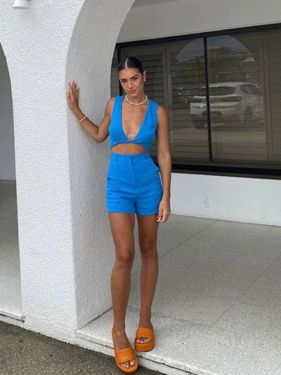 Showlu Fashion women's V-neck sleeveless vest and matching shorts two-piece suit, stylish and casual summer outfit.