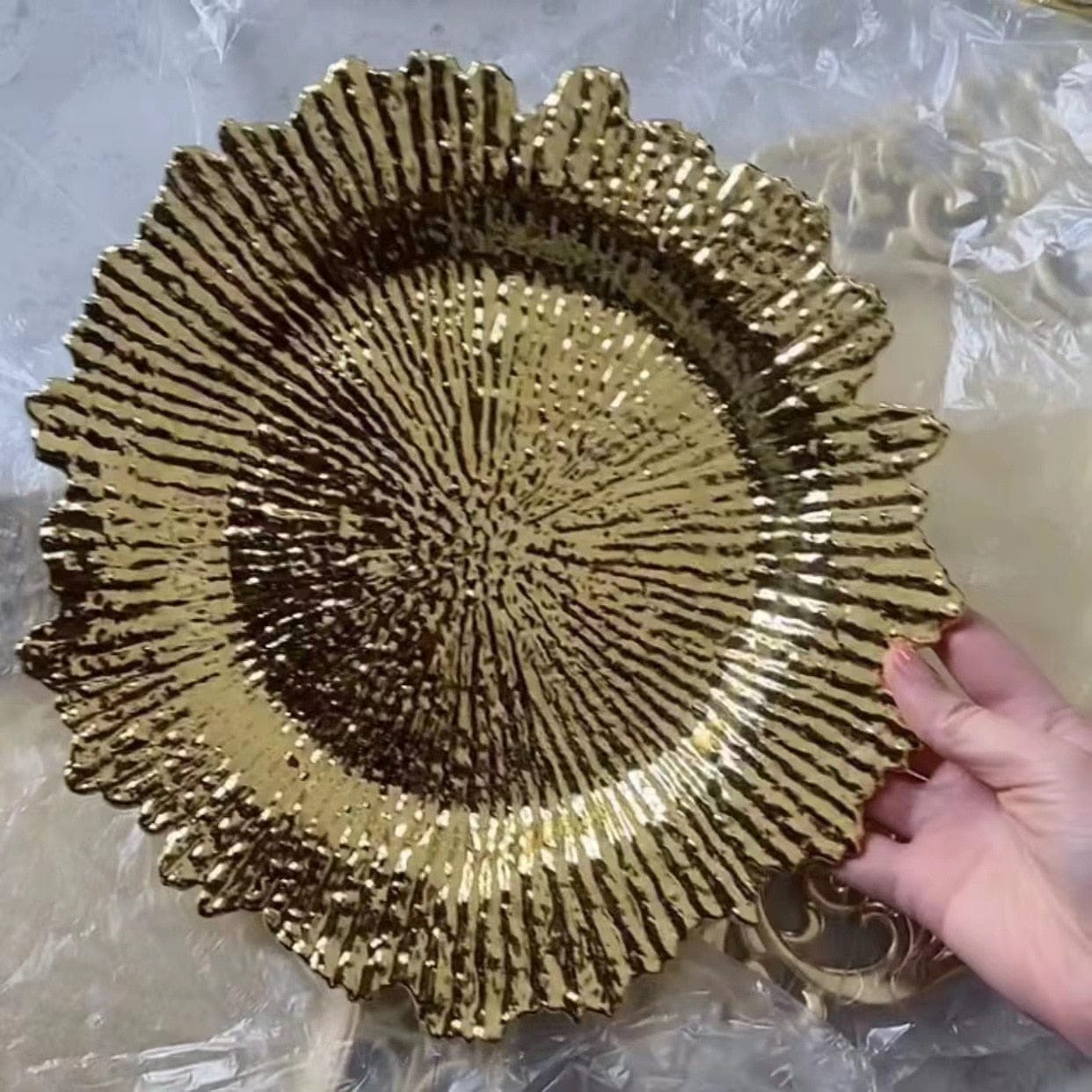 Showlu Fashion Store 0 50pcs 100 Pcs Gold Charger Plates Reef Plate Chargers for Dinner Plates, Plastic Decorative Plates for Table Setting