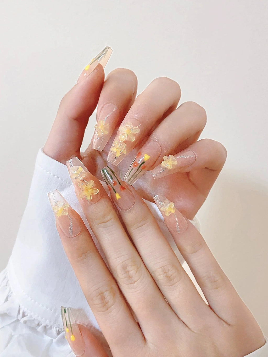 Xiaonan Classmate Aurora Camellia press-on nails by Showlu Fashion Store, featuring a gentle blush design on natural-looking nails.