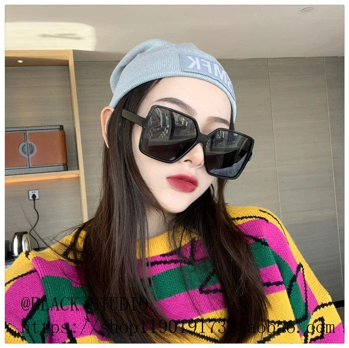 Showlu Women's polarized oversized square sunglasses with black frames and gray-black mirrored lenses, UV protection and trendy style.