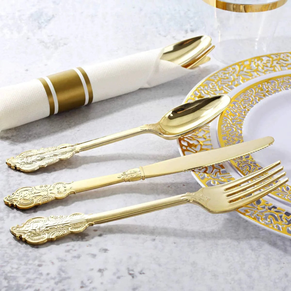 Showlu Rose Gold disposable plastic cutlery set with knife, fork, spoon, and napkins for party tableware, three-piece set.
