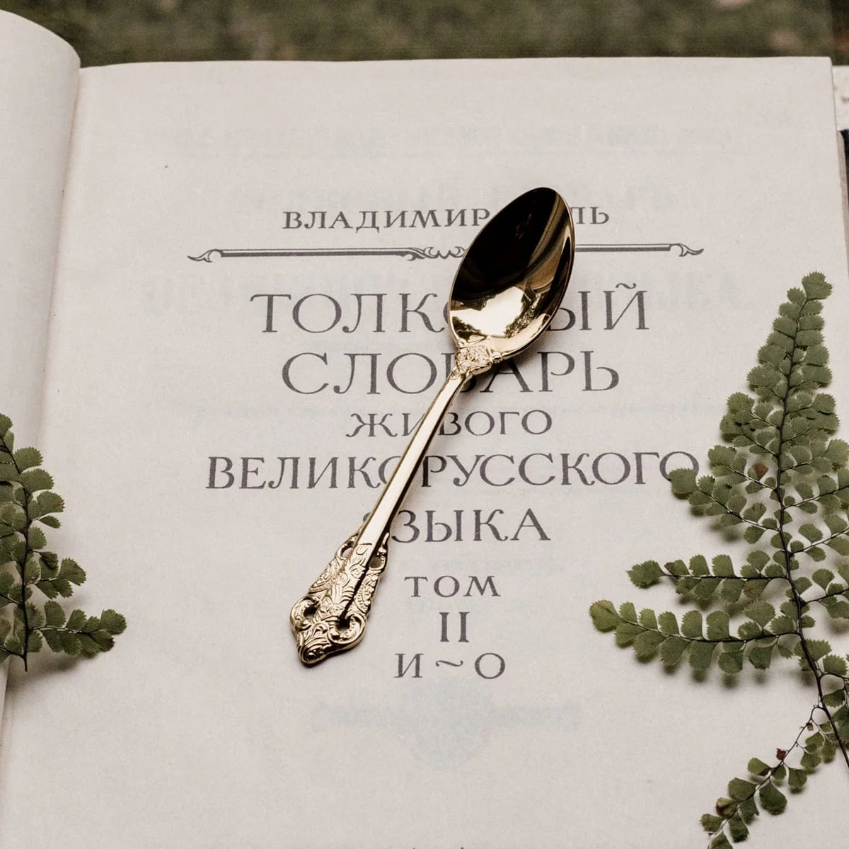 Showlu French Retro Relief stainless steel main meal and dessert spoon and fork set, featuring elegant vintage design.