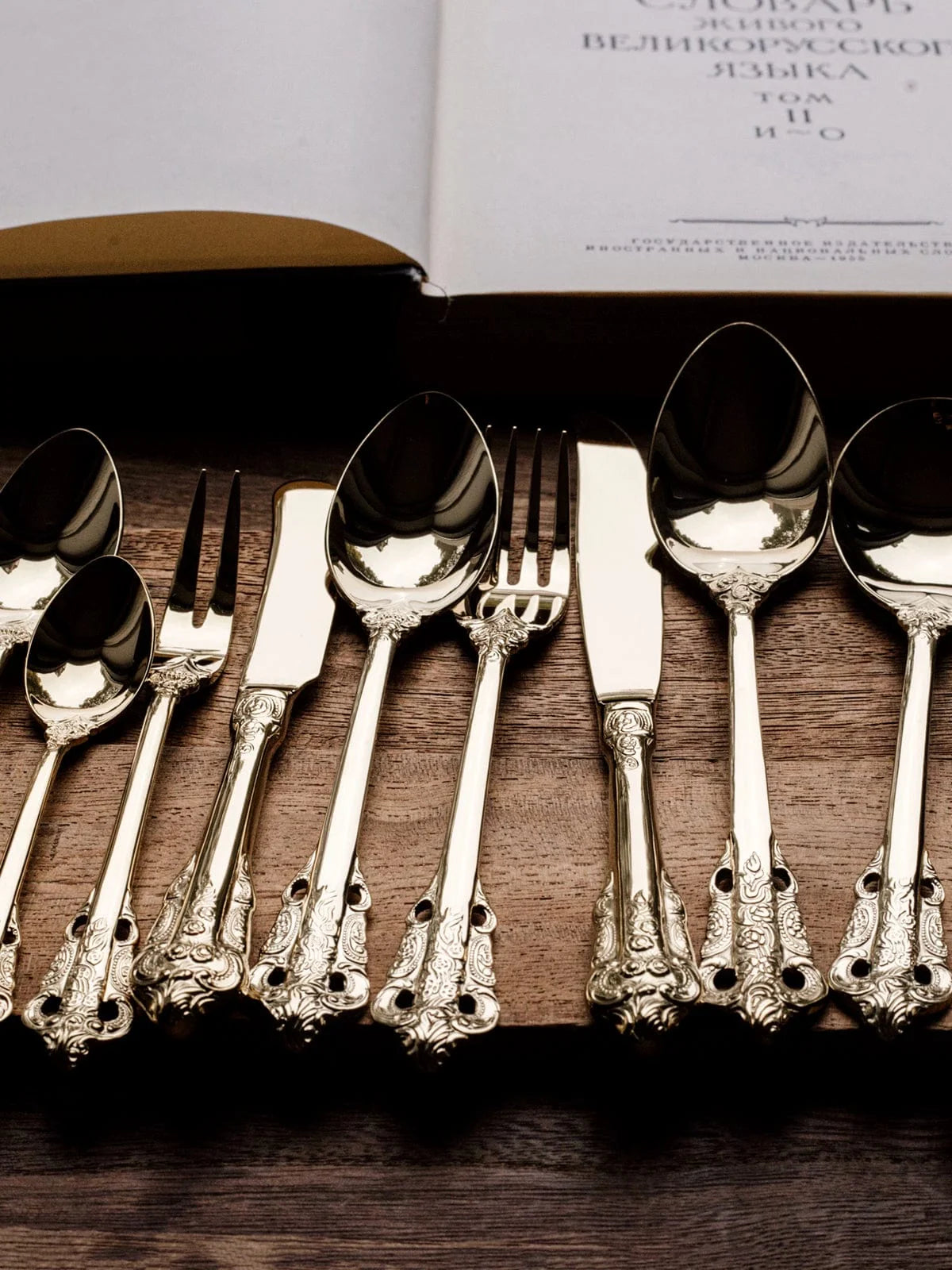 Showlu French Retro Relief stainless steel main meal and dessert spoon and fork set, elegant and durable dining utensils.