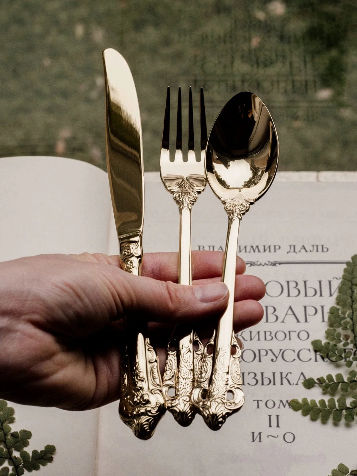 Showlu French retro relief stainless steel main meal and dessert spoon and fork set, featuring intricate vintage design.