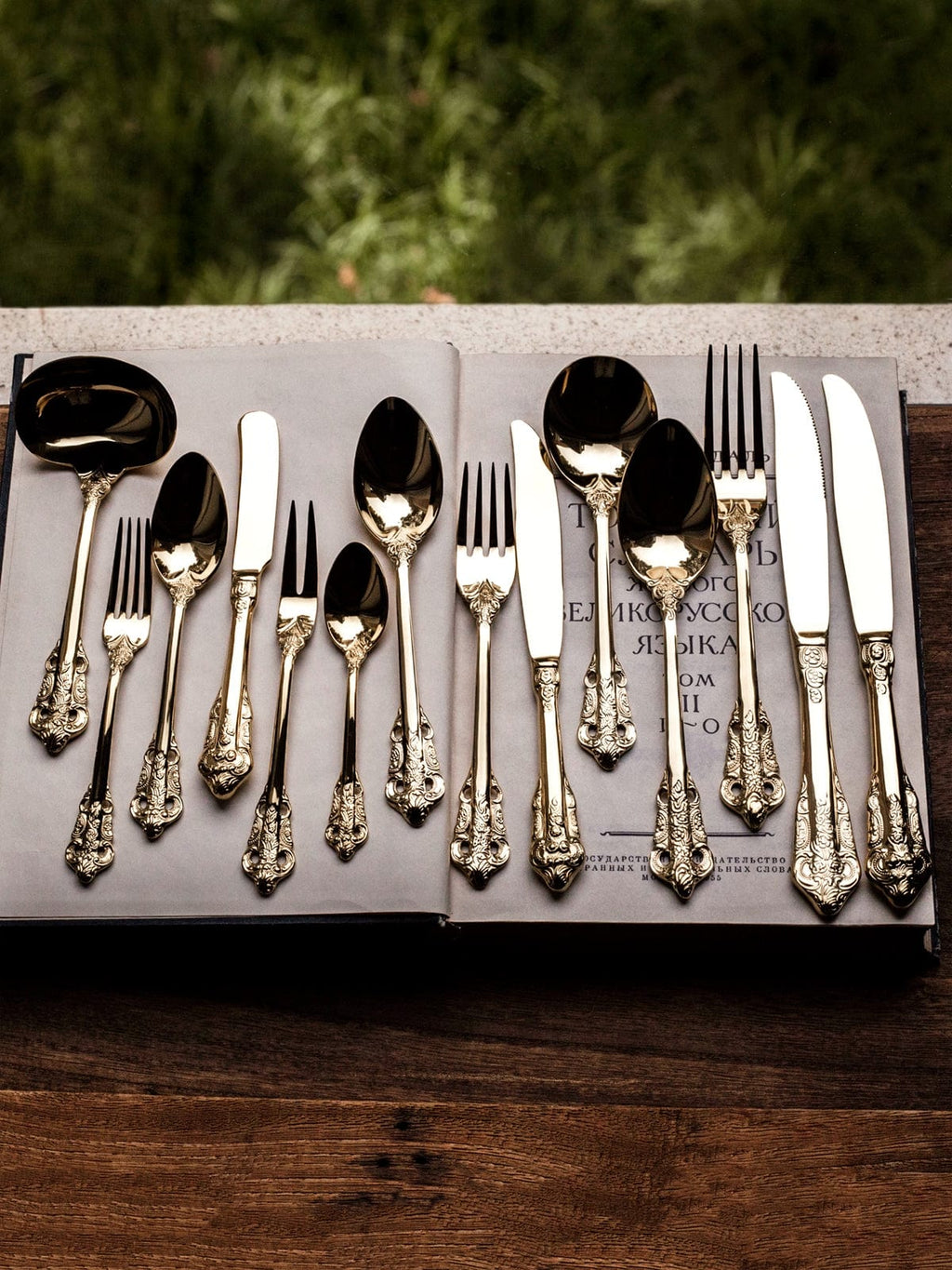 Showlu French Retro Relief stainless steel main meal and dessert spoon and fork set, elegant and durable dining utensils.