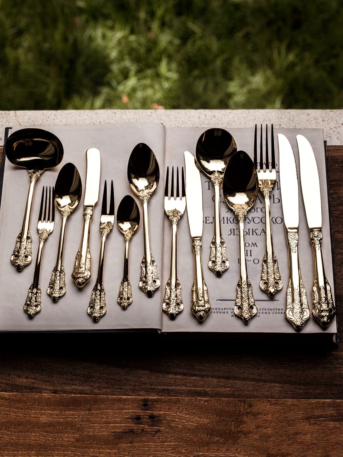 Showlu French Retro Relief stainless steel main meal and dessert spoon and fork set, elegant and durable dining utensils.