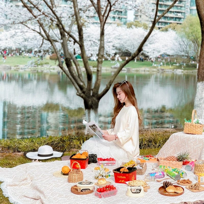 Showlu Fashion Store M.J.HONG Red Geometric Picnic Blanket, moisture-proof lawn mat for spring outdoor picnics and outings.