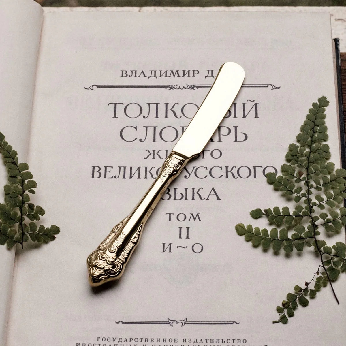 Showlu French retro relief stainless steel main meal and dessert spoon and fork set with gold finish and vintage design