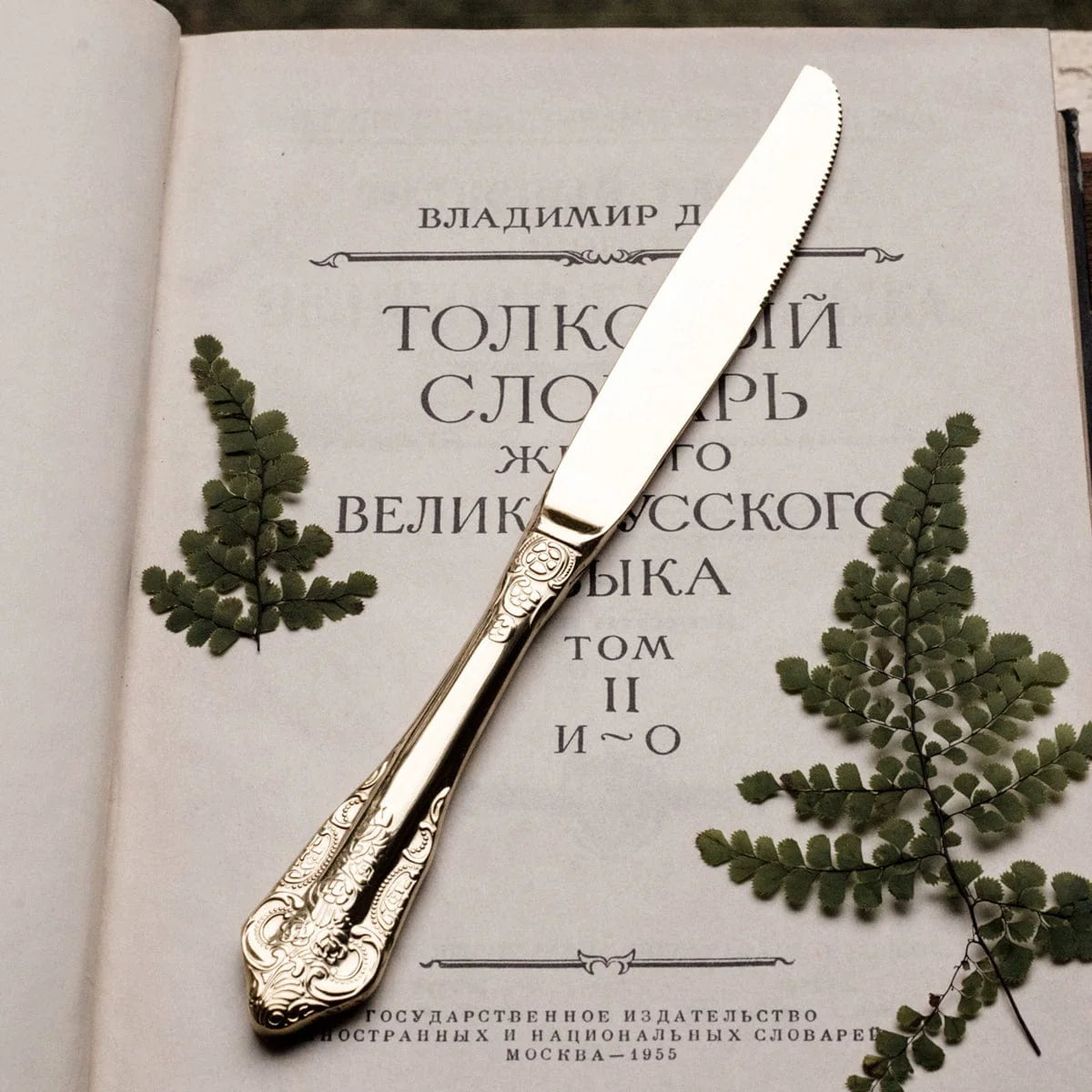 Showlu French Retro Relief stainless steel main meal and dessert spoon and fork set with solid handles and gold finish.