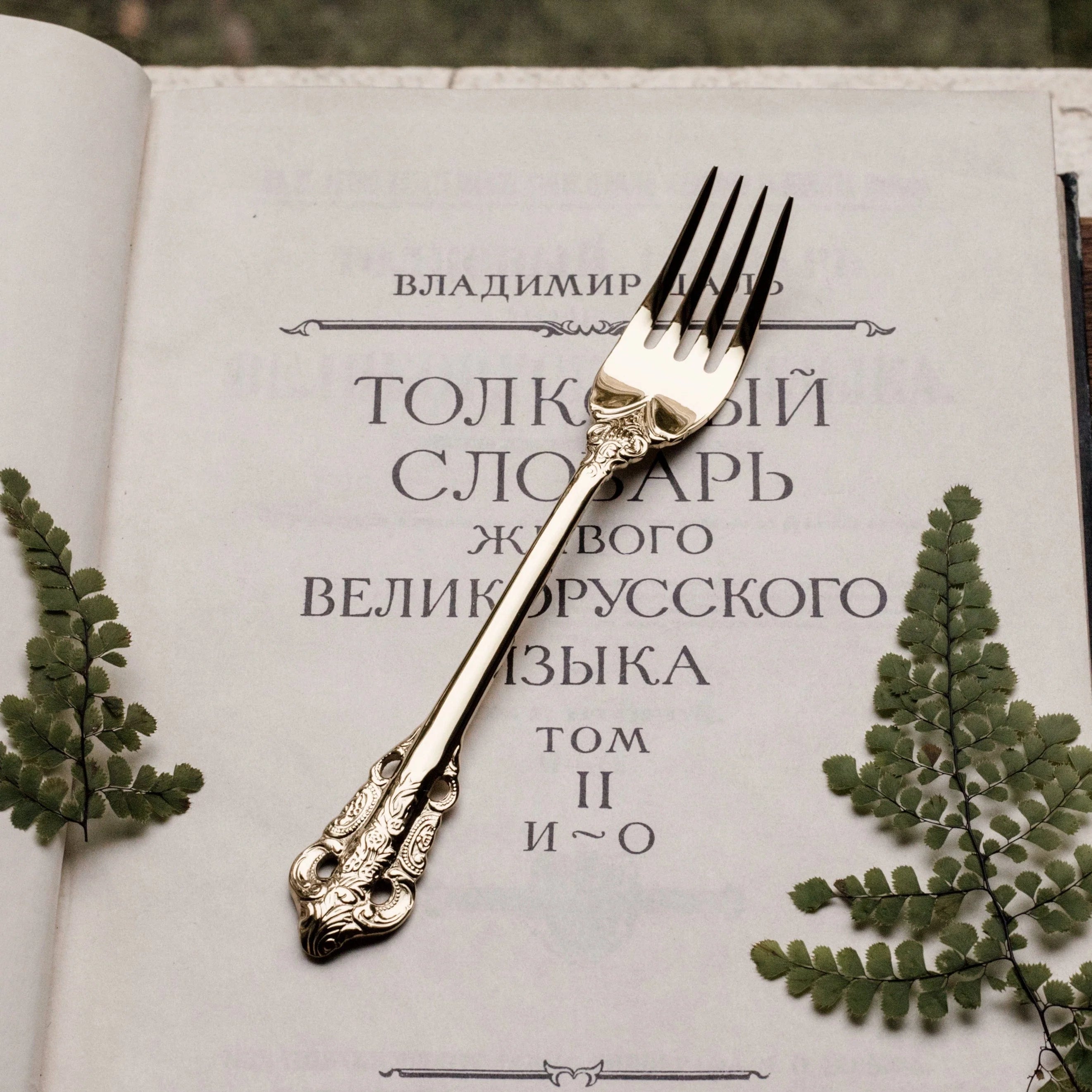 Showlu French retro relief stainless steel dessert spoon and fork set, medium-sized main meal and dessert utensils with gold finish.