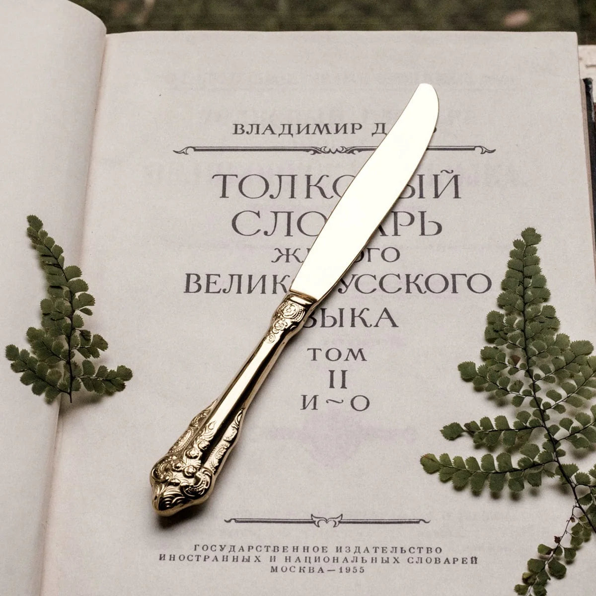 Showlu French Retro Relief stainless steel dessert spoon and fork set, medium-sized main meal and dessert utensils with gold finish.