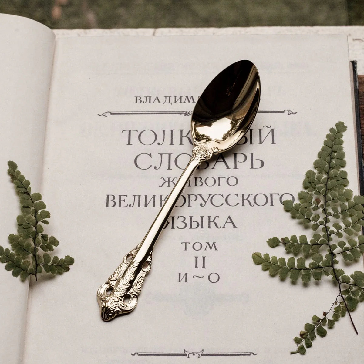 Showlu French retro relief stainless steel dessert spoon and fork set, with elegant gold finish and classic design for main meals and desserts.