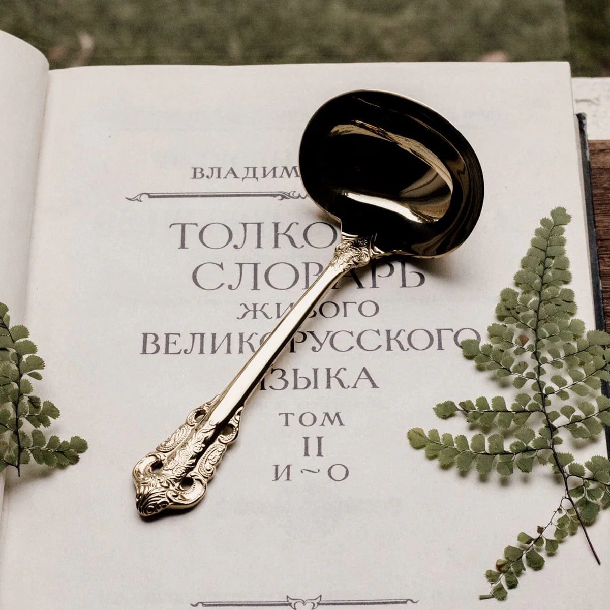 Showlu French Retro Relief stainless steel spoon and fork set with ornate details, ideal for main meals and desserts.