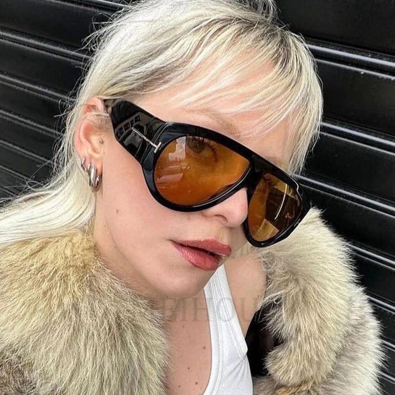 Oversized pilot sunglasses for women with gradient lenses and thick frames, featuring a luxury retro style and UV400 protection.