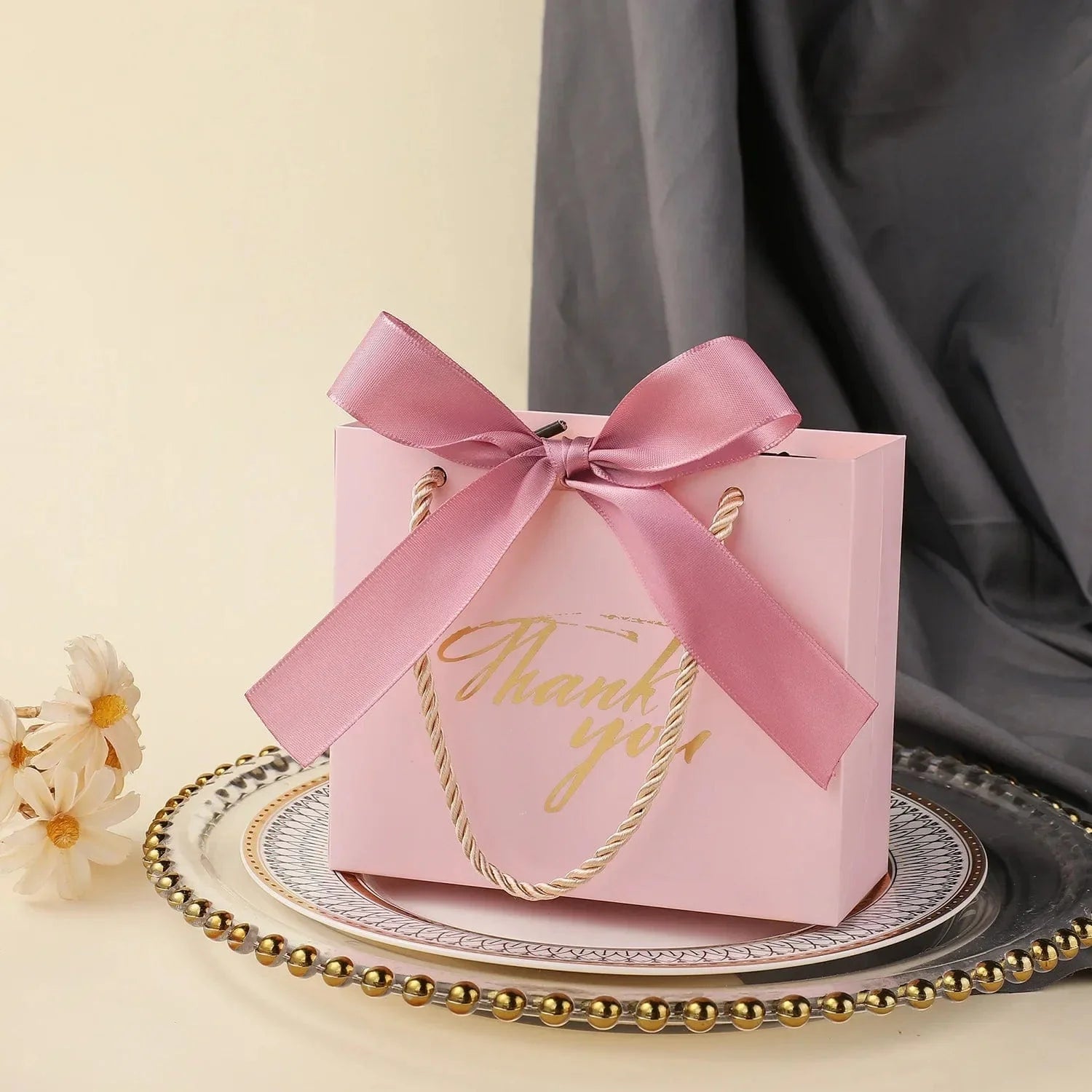 Set of 20 pink paper gift bags with handles from Showlu Fashion, small size, perfect for gift giving and special occasions.