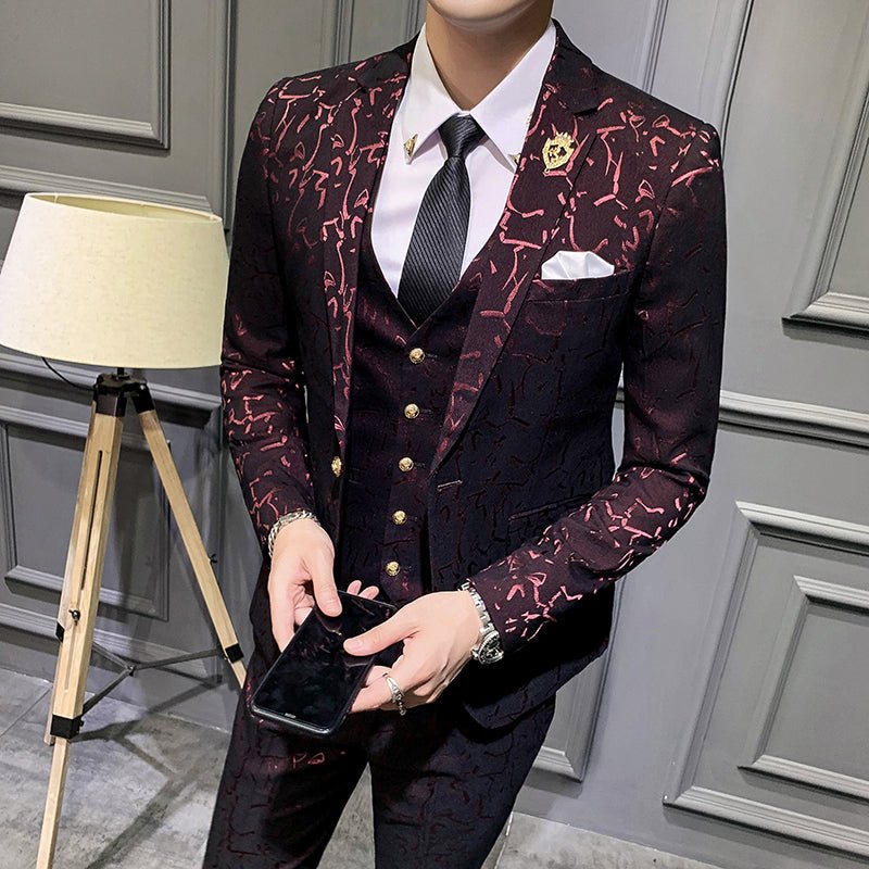 Young man wearing a SHOWLU FASHION STORE floral slim fit leisure suit with a one-button blazer, stylish and modern for nightlife.