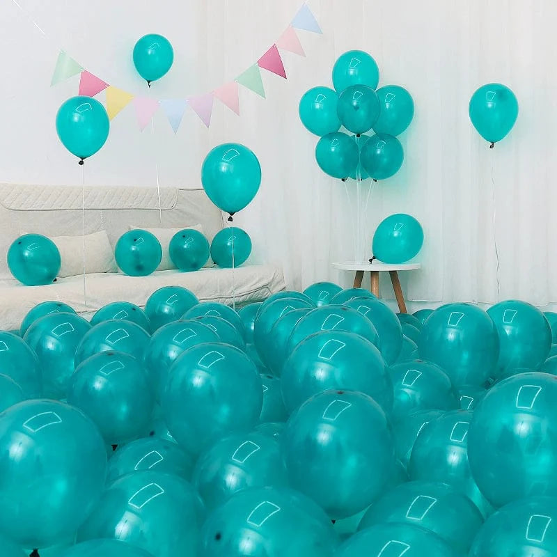 Six blue and white macaron-shaped balloons in a birthday decoration set with blue and white balloons, ideal for celebrations.
