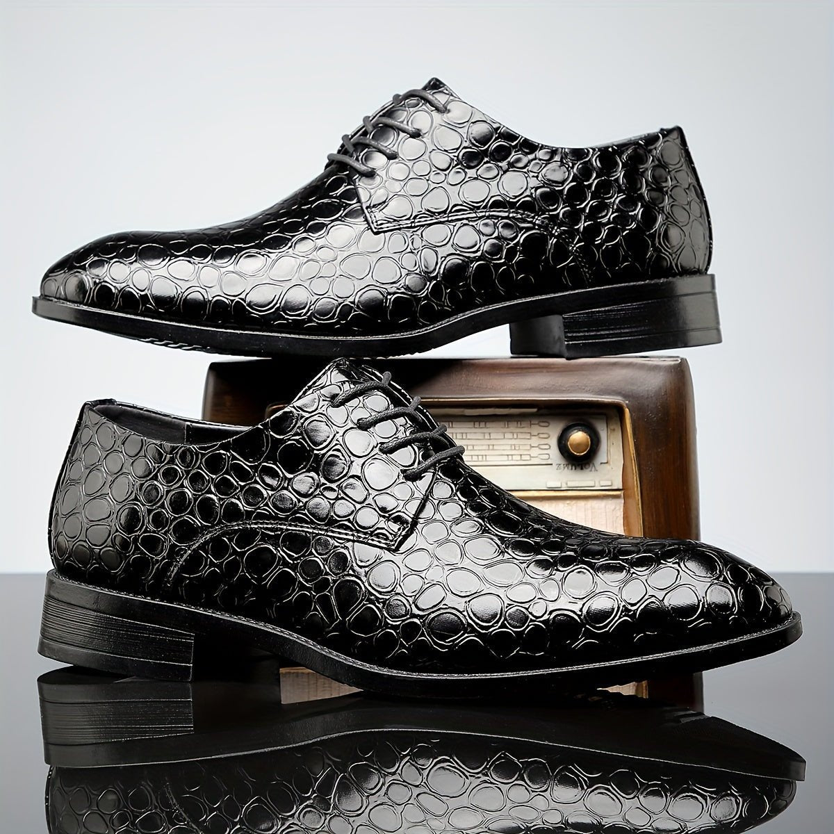 SHOWLU men's crocodile pattern slip-on oxfords in solid color, casual PU leather shoes with rubber sole and easy slip-on design