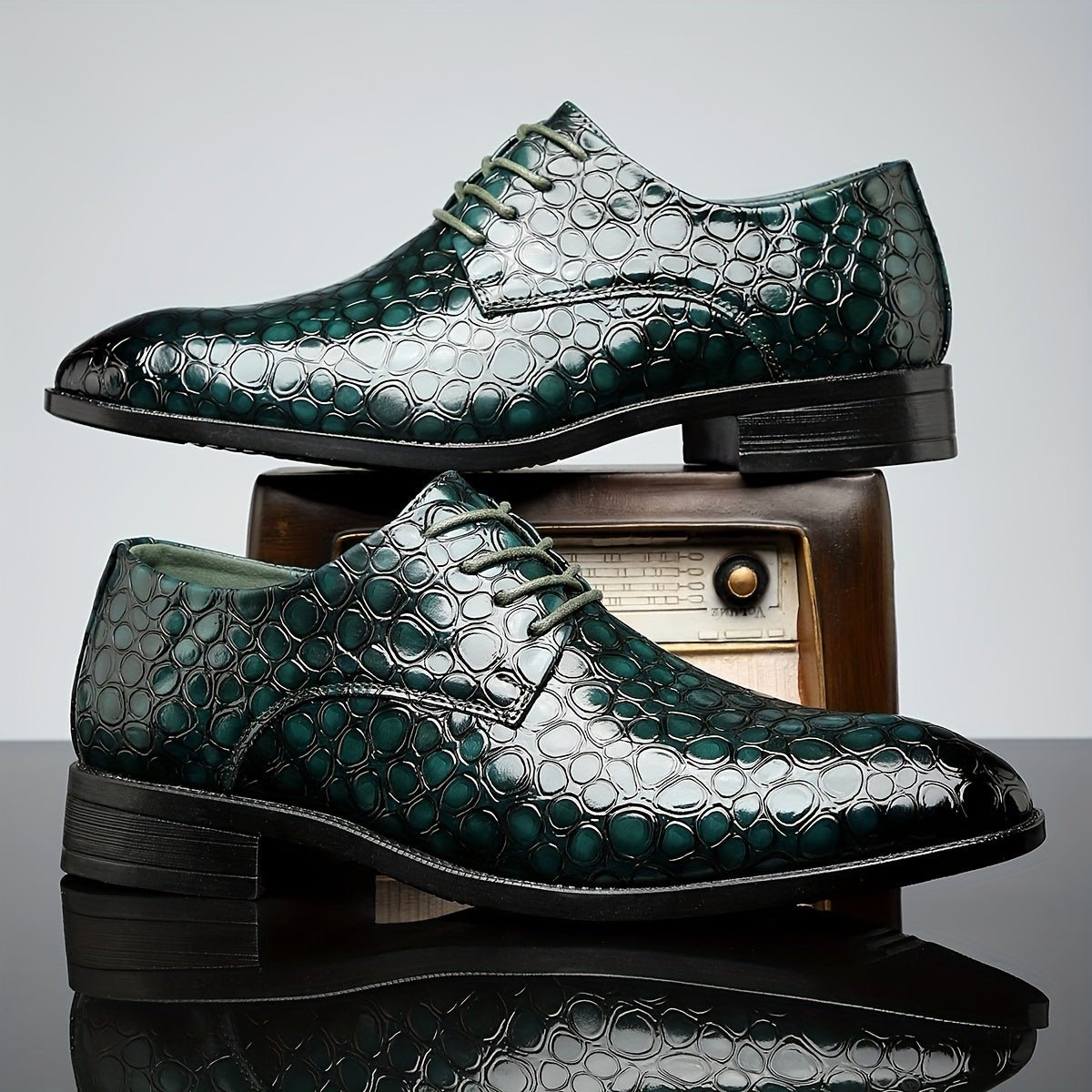 SHOWLU Men's crocodile pattern slip-on oxfords in casual PU leather with rubber sole, low-top design, suitable for daily wear.