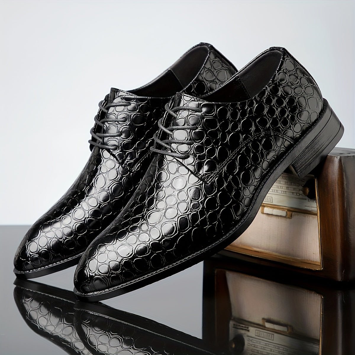 SHOWLU Men's crocodile pattern slip-on oxfords in solid color, casual PU leather shoes with rubber soles for comfortable daily wear