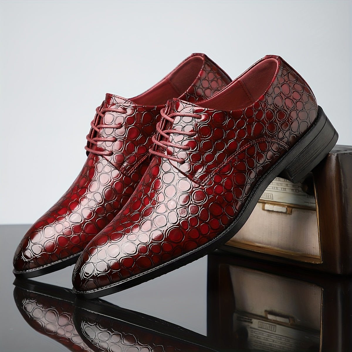 SHOWLU men's crocodile pattern slip-on oxfords in solid-color PU leather with rubber soles, casual and business style footwear.