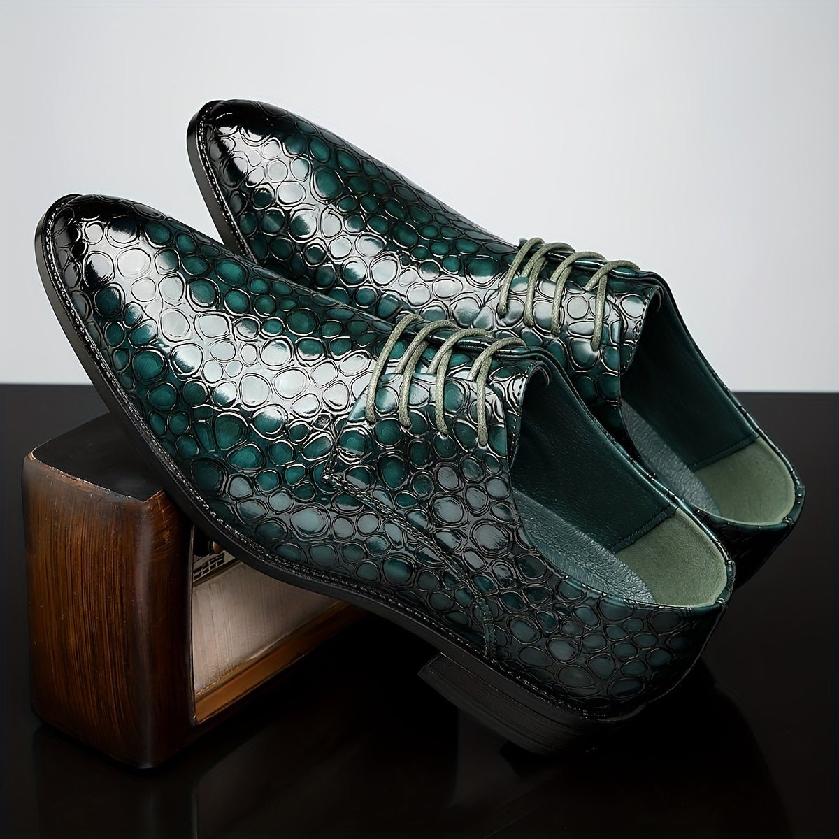 SHOWLU men's crocodile pattern slip-on oxfords in casual PU leather with rubber sole and solid color, suitable for daily wear.