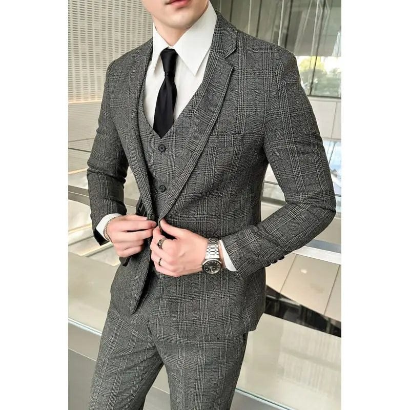 Men's slim fit three-piece suit by Showlu Fashion, featuring vest, trousers, and jacket for business or wedding occasions.