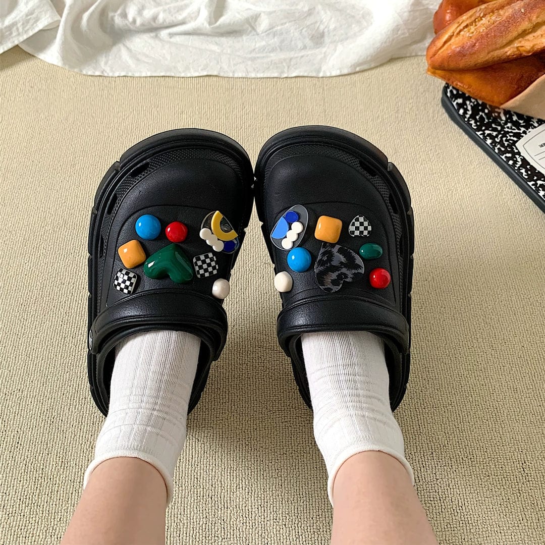 Black Showlu platform clogs for women, Japanese-style EVA beach shoes with a trendy summer design and comfortable slip-on fit.