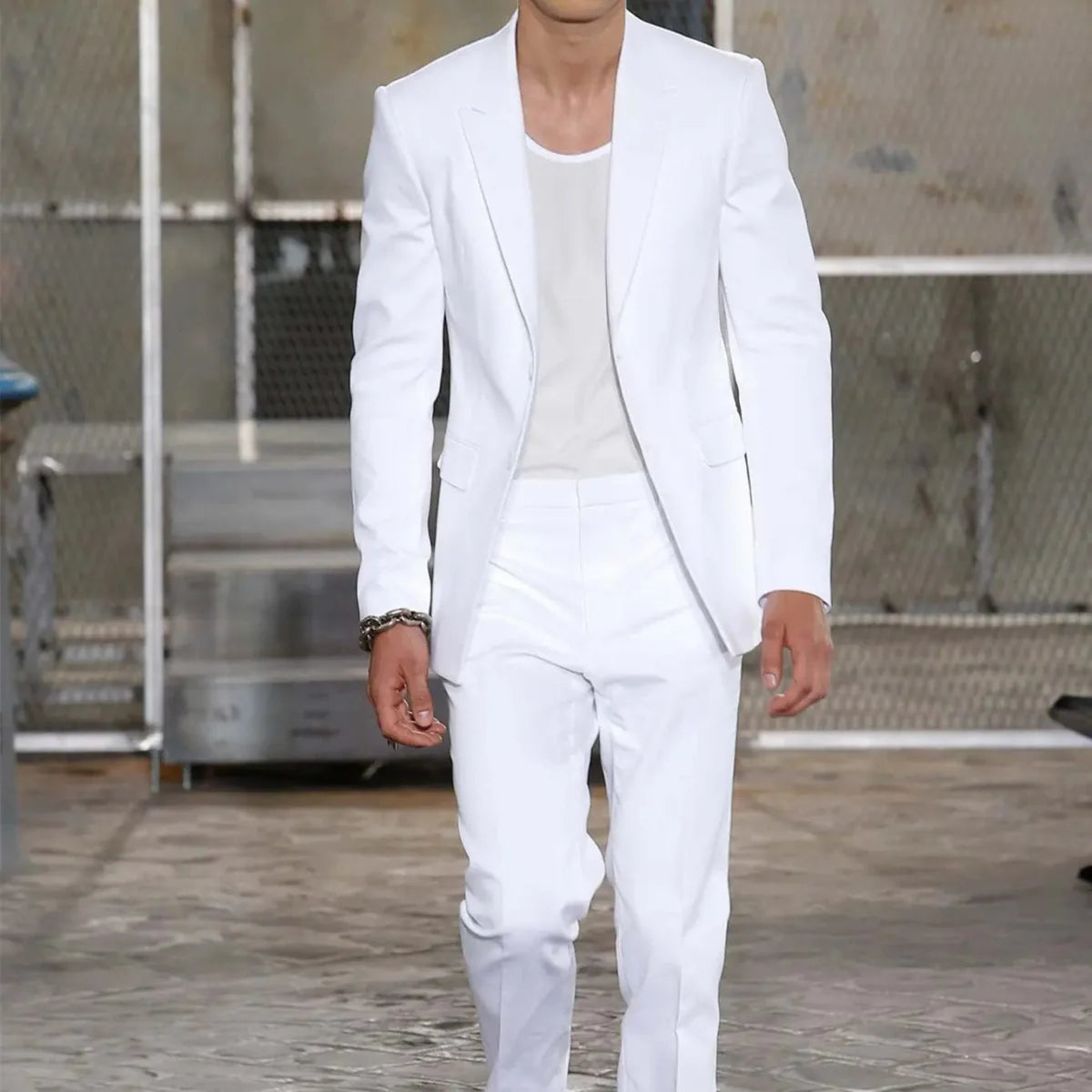 White men's wedding suit by Showlu Fashion, 2-piece tuxedo with peaked lapel, slim fit blazer and trousers for grooms.