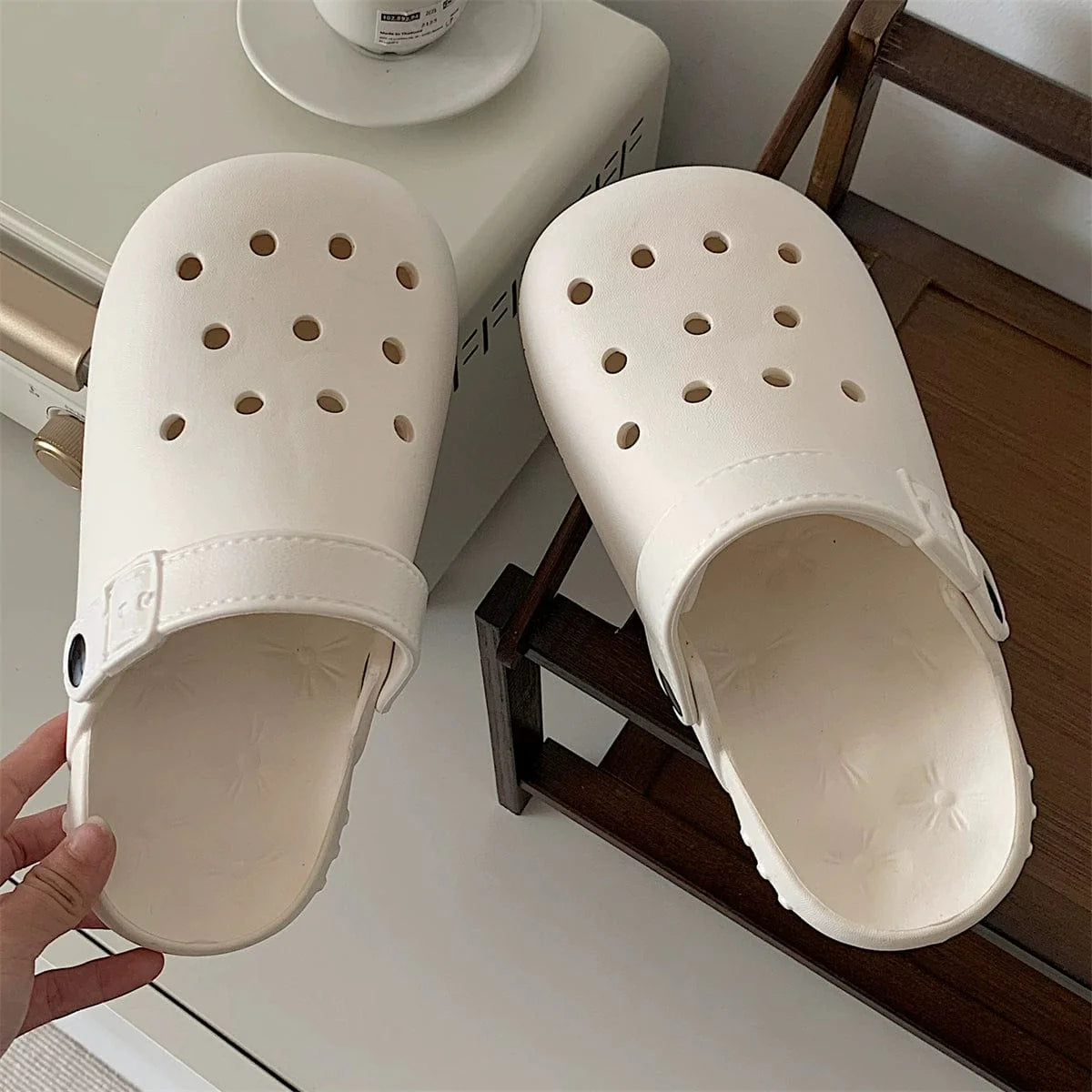 Thin strip EVA beach sandals for women with soft non-slip soles, perfect for summer outdoor wear and casual beach outings.
