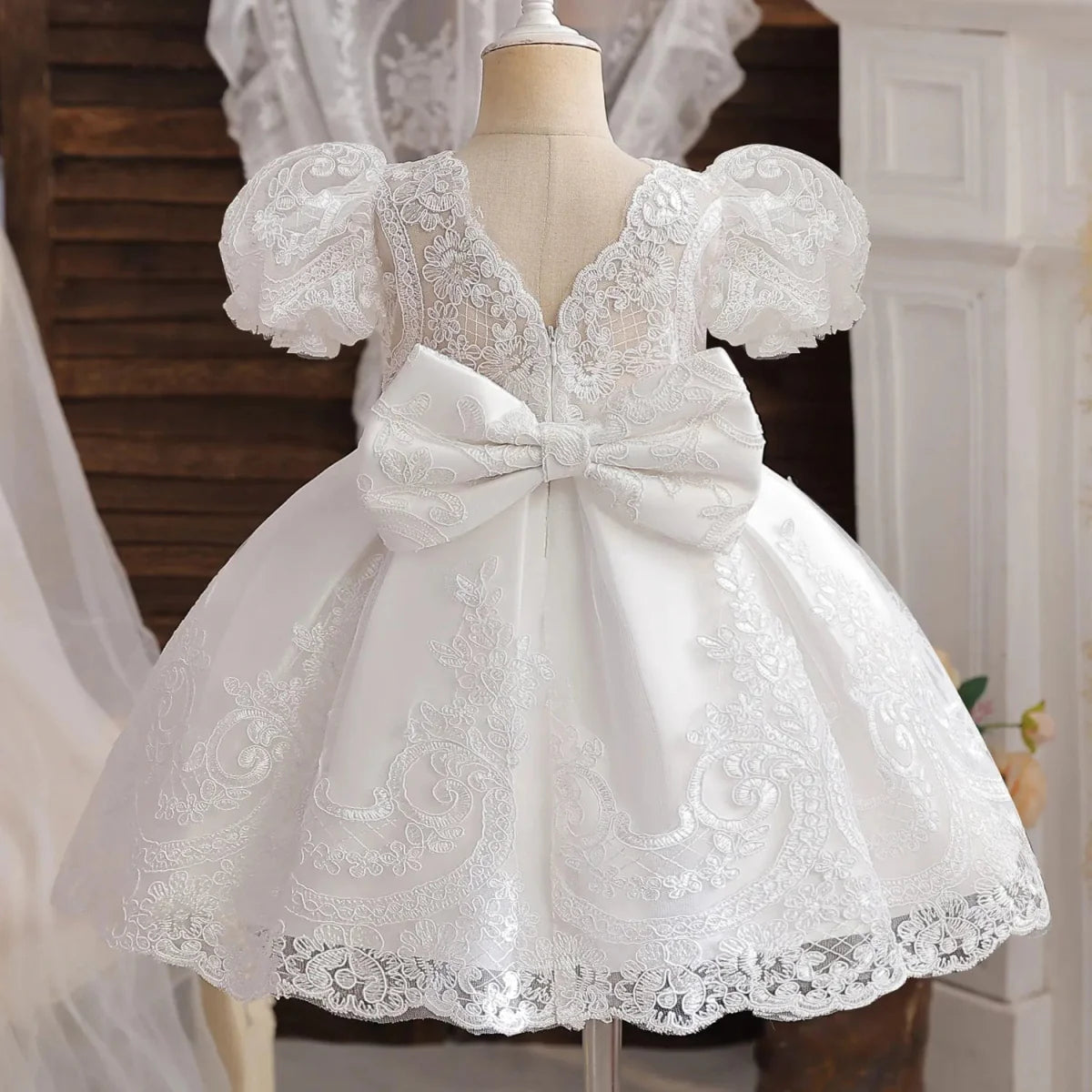 Toddler girl’s lace embroidery beading dress for 1st birthday or baptism, featuring luxurious princess-style design and delicate details.