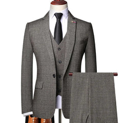 Un traje de hombre color gris de tres piezas que incluye blazer, chaleco y pantalón.