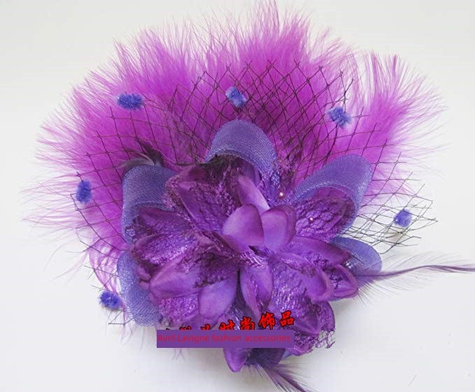Vintage black and red feather hair clip by Showlu, featuring a noble side barrette with elegant white feather accents.