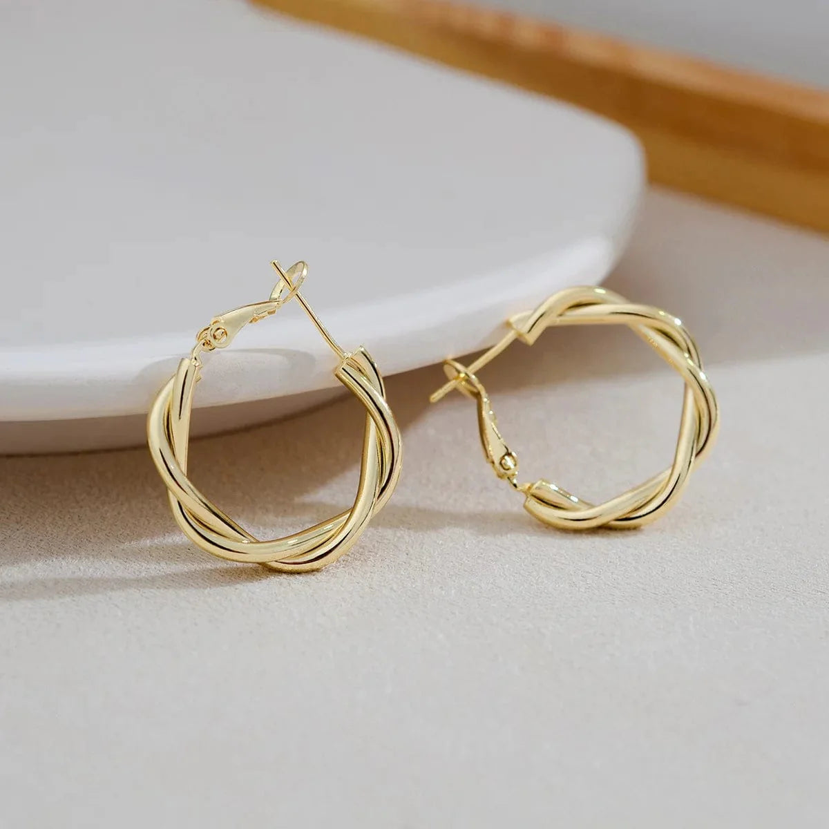 Vintage braid round drop earrings in gold and silver, geometric dangle jewelry for women, ideal for parties and trendy style.