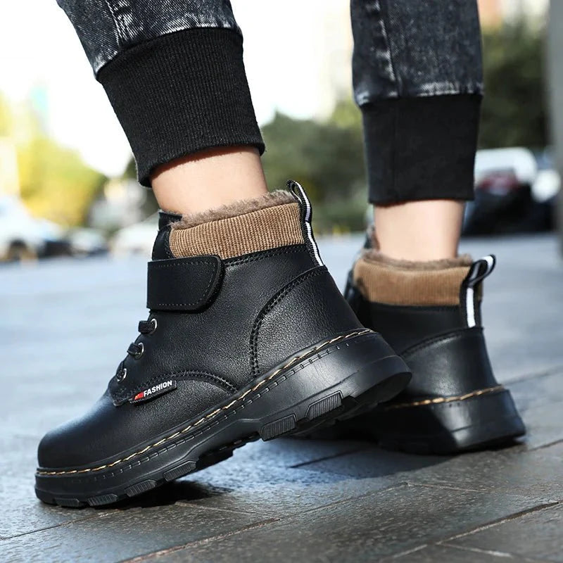 SHOWLU Kids leather winter ankle boots for boys with non-slip soles, warm interior, and soft bottom, suitable for winter outdoor wear.