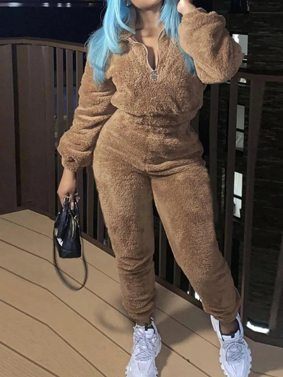 Women's plush two-piece winter set featuring a warm zipper pullover and elastic waist trousers for cozy casual wear.