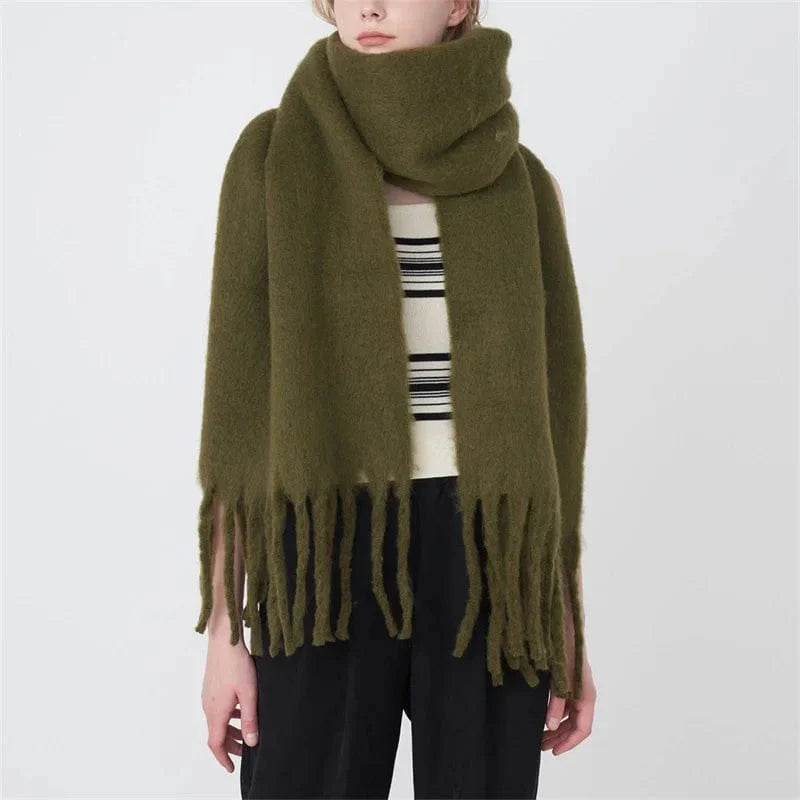 Luxury women's cashmere winter scarf with tassels, thick and warm, soft solid-color shawl for autumn and winter wear.