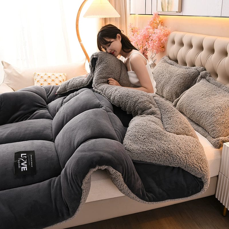 Showlu Fashion Lambskin Winter Quilt with thick double-sided velvet duvet insert, warm and cozy for cold nights.
