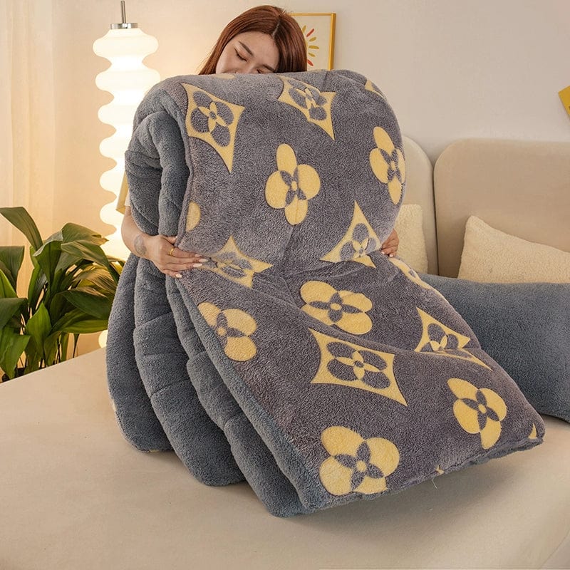 Showlu Fashion Lambskin Winter Quilt duvet insert, thick double-sided velvet bedding for warmth and comfort in cold weather