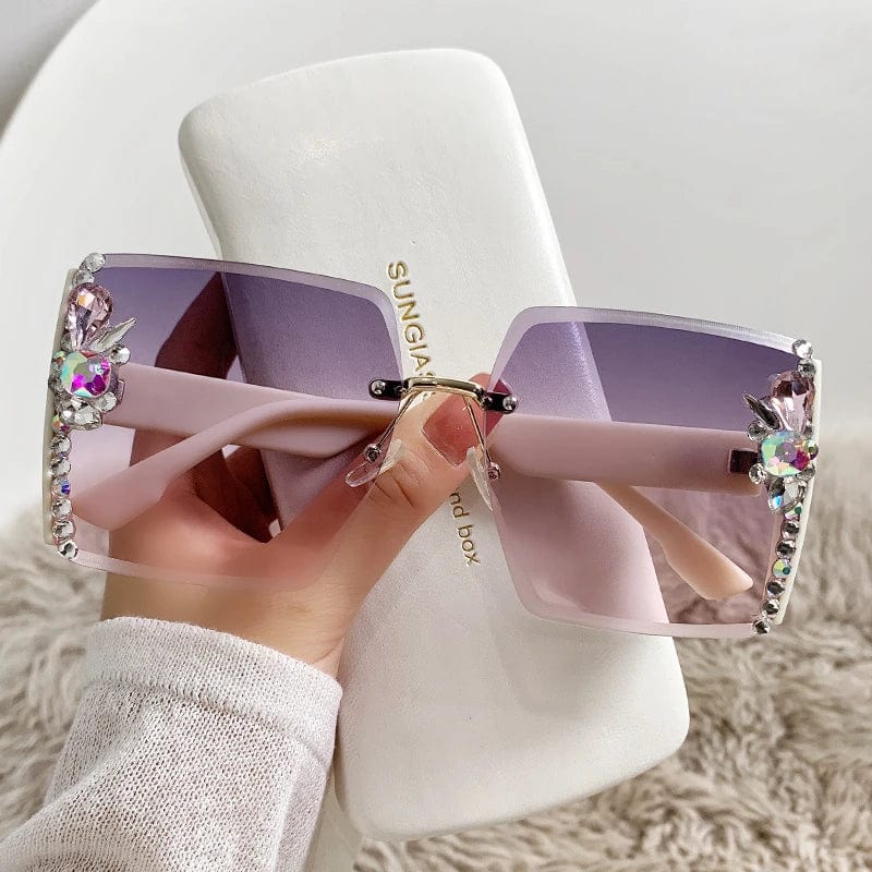 Y2K heart-shaped sunglasses with black resin frames and diamond effect lenses, stylish UV400 eyewear for women.