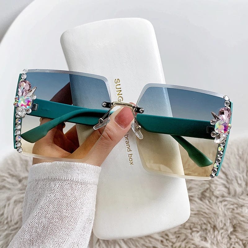 Black Y2K heart-shaped sunglasses with diamond-effect lenses, UV400 resin eyewear for women, stylish sunglasses for driving.
