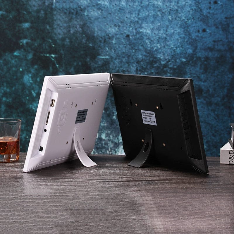 Yunzhixing 10-inch IPS digital photo frame displaying photos and videos with high-definition screen and electronic photo album features.